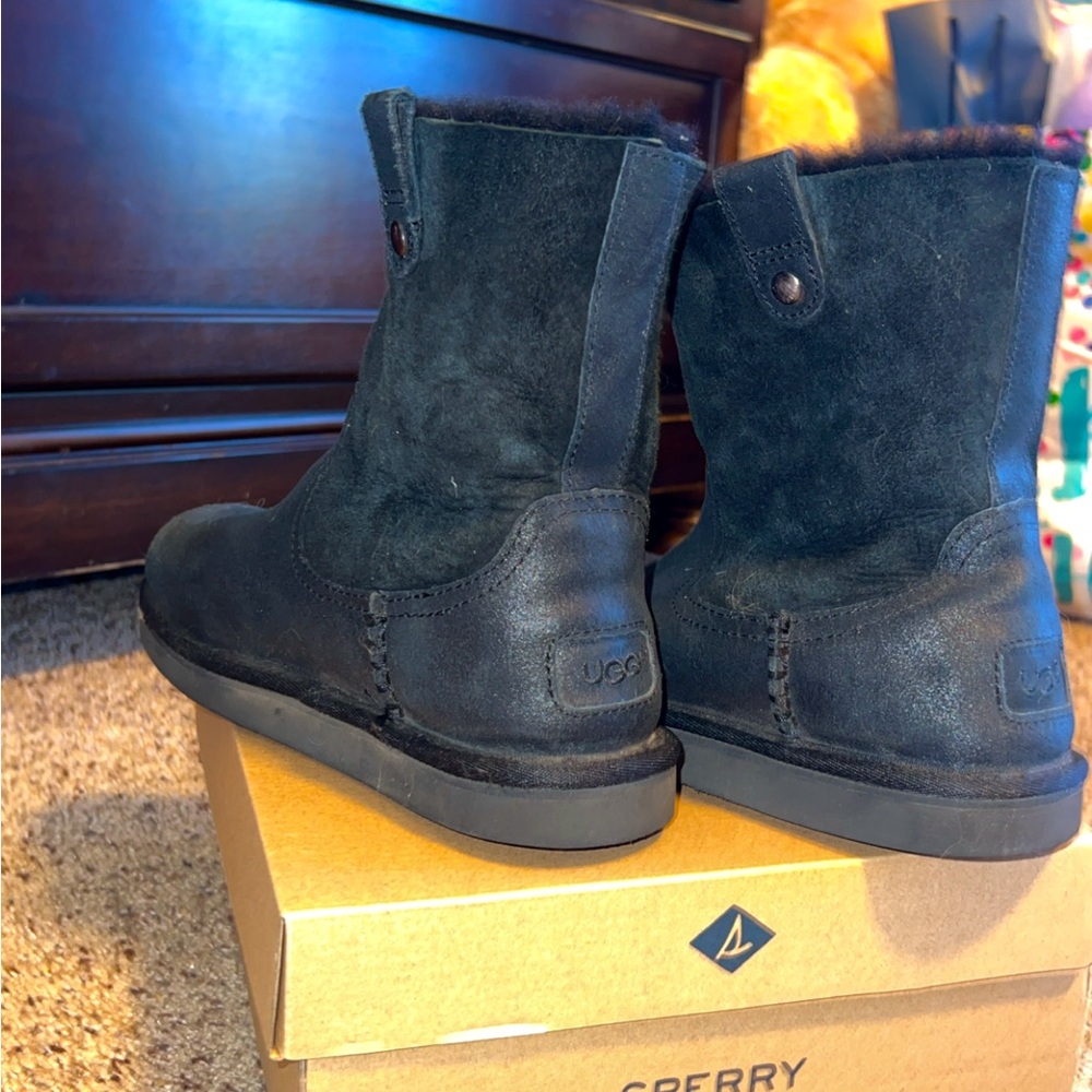 Girls authentic Uggs boots